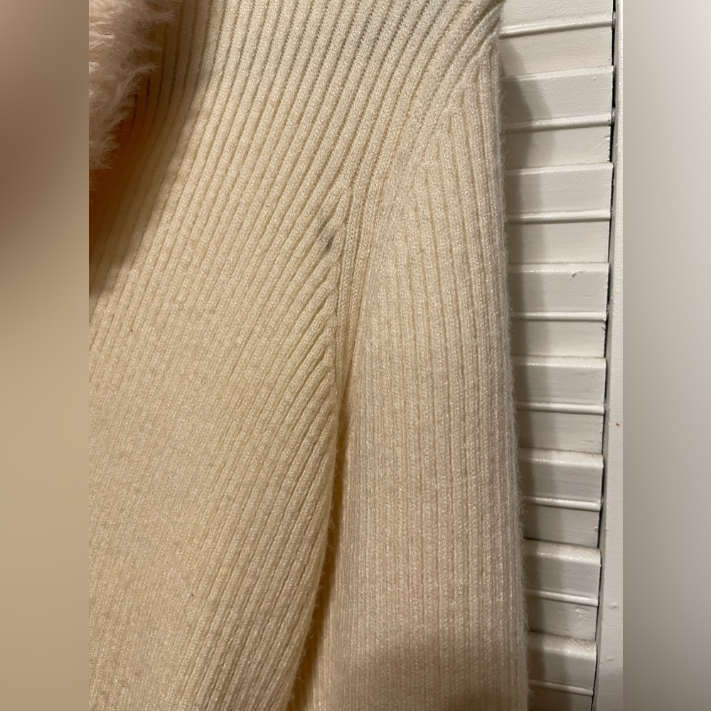 SHEIN - Beige sweater with faux fur at collar and cuffs (Medium) - Picture 3 of 5